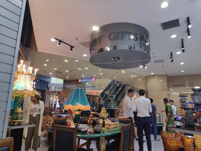 Sau đó, chiếc ba lô cồng kềnh phía sau không may chạm vào chiếc bình trên kệ khiến nó rơi xuống sàn nhà vỡ nát. Tiếng đổ vỡ không chỉ khiến Bella giật mình thảng thốt mà các nhân viên và khách hàng có mặt tại đây cũng bị bất ngờ. Theo chia sẻ của người đăng clip, chiếc bình màu xanh mà hot girl ăn quỵt đã làm vỡ trị giá lên tới 17 triệu đồng.