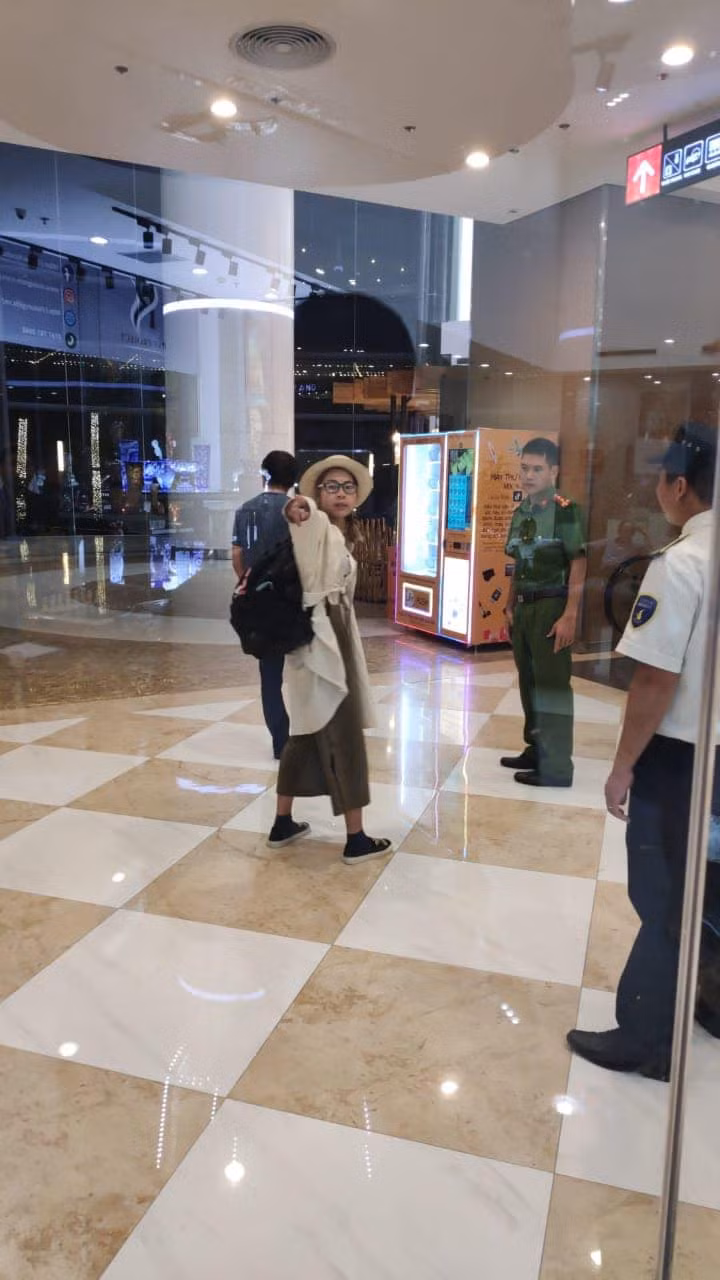 Trong lúc nói chuyện với đồng chí công an trên phường, Bella liên tục cho biết bản thân không biết chiếc bình rơi xuống và khẳng khăng khẳng định có người ám hại mình để đưa mình vào chòng.