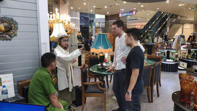 Theo như chia sẻ của người đăng đoạn clip, sau khi tiến vào trong cửa hàng bán đồ nội thất của anh trai người này, hot girl ăn quỵt Bella đã tìm vị trí thích hợp để chụp ảnh selfie.