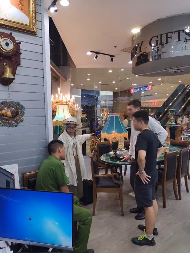 Sau sự việc, nhân viên cũng như chủ cửa hàng đã mời công an đến làm việc về sự cố do Bella gây ra nhưng cũng như mọi lần, cô nàng ăn quỵt này lại tiếp tục "cãi chày cãi cối" cho rằng nhân viên đánh vỡ chứ không phải do cô.