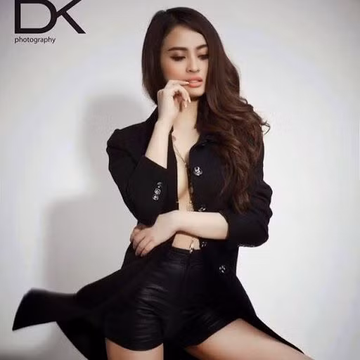 Sau khi thông tin này được đưa ra, nhiều dân mạng đã tỏ ra tiếc nuối cho bóng hồng 9X này bởi sự nghiệp tươi sáng đang ở trước mắt nhưng lại lỡ sa chân vào con đường tội lỗi.