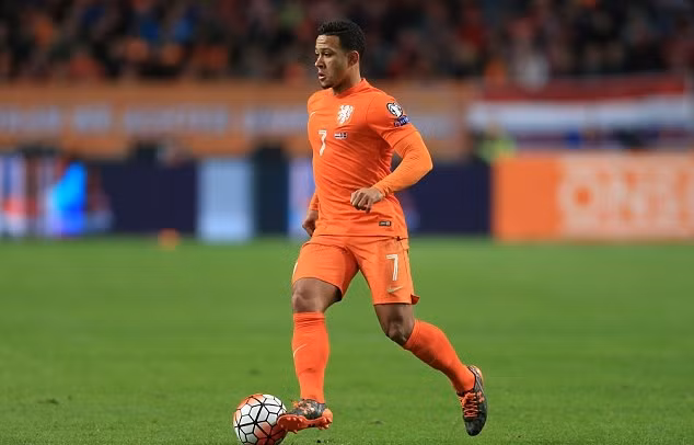 Memphis Depay đang thể hiện một phong độ cực dở cả trong màu áo ĐTQG cũng như CLB Man United. Chính vì vậy, cầu thủ này đã phải đón nhận kết quả đau lòng đó là không được tham dự VCK Euro tại Pháp năm 2016.
