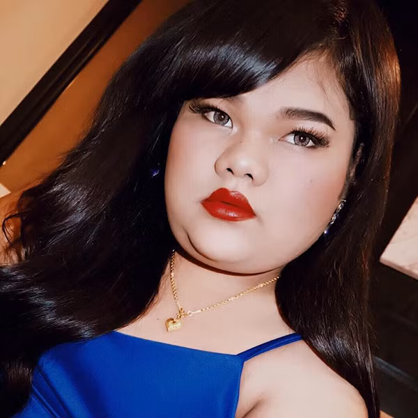 Hình ảnh này nhanh chóng nhận được hơn 8000 lượt thích và rất nhiều bình luận bên dưới bằng cả tiếng Thái lẫn tiếng Việt được cộng đồng mạng gửi đến Happy Polla.