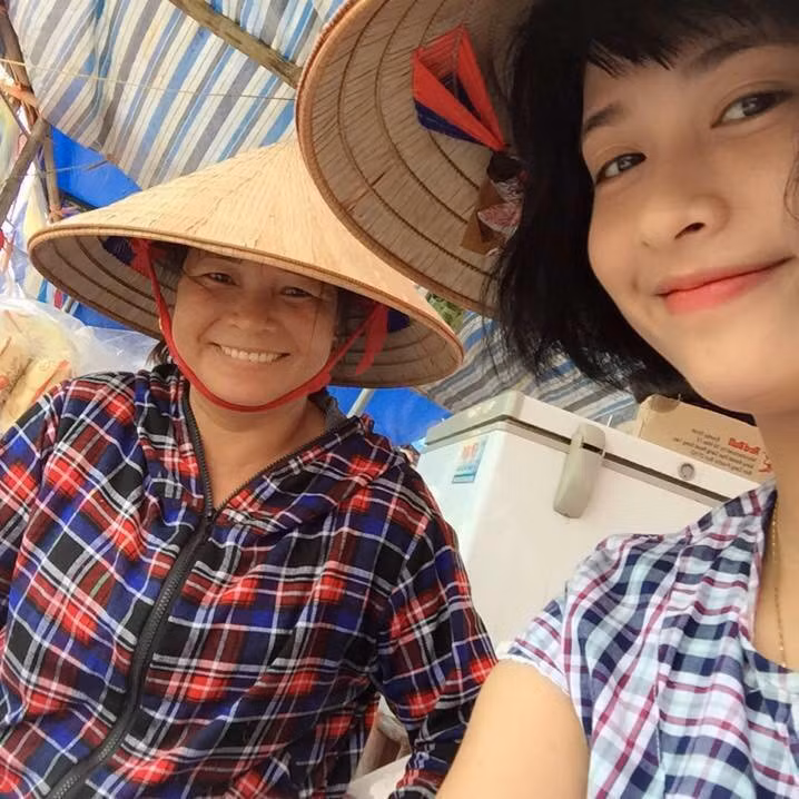 Cô bạn quyết định làm một lúc 3 việc: quản lý một cửa hàng bán đồ Nhật, dẫn tour du lịch, làm nhà hàng Nhật. Trung bình mỗi tháng, nữ sinh kiếm được khoảng 15-20 triệu.