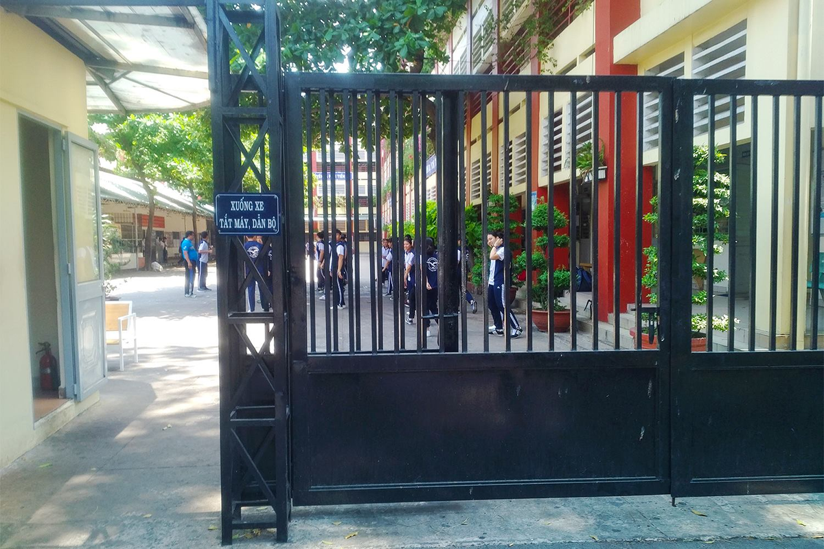 "Bạn tưởng học kỳ hè đơn giản và thoải mái, nhưng không. Học kỳ hè ở Nguyễn Khuyến không khác học kỳ chính mỗi năm. Điểm học kỳ thấp, bạn có thể bị đuổi học. Tôi phải trải qua rất nhiều bài kiểm tra Toán, Lý, Hóa trong một tuần. Chưa hết, số lượng bài tập cũng rất nhiều. Cuối tuần, quản nhiệm sẽ thông báo điểm số, đề ra phương hướng học tập, giúp học sinh có kết quả tốt hơn." cựu học sinh trường THPT Nguyễn Khuyến cho biết.