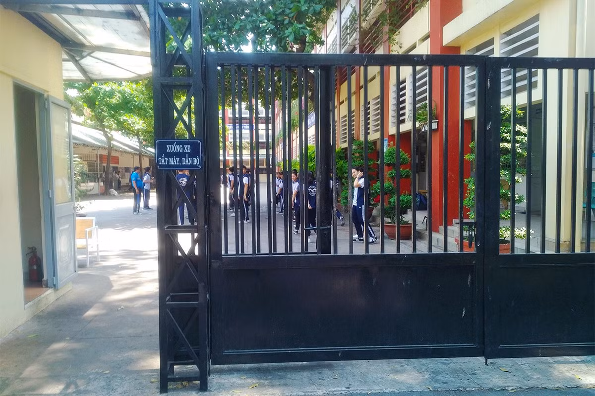 "Bạn tưởng học kỳ hè đơn giản và thoải mái, nhưng không. Học kỳ hè ở Nguyễn Khuyến không khác học kỳ chính mỗi năm. Điểm học kỳ thấp, bạn có thể bị đuổi học. Tôi phải trải qua rất nhiều bài kiểm tra Toán, Lý, Hóa trong một tuần. Chưa hết, số lượng bài tập cũng rất nhiều. Cuối tuần, quản nhiệm sẽ thông báo điểm số, đề ra phương hướng học tập, giúp học sinh có kết quả tốt hơn." cựu học sinh trường THPT Nguyễn Khuyến cho biết.