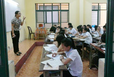 Ở chiều ngược lại nickname Thùy Dung chia sẻ rằng: "Mình lại thấy đây là một hình thức quản lý và học tập khá văn minh. Ở các nước tiến bộ như Nhật Bản hay Hàn Quốc đã áp dụng hình thức này từ lâu và phải trải qua những áp lực này, các bạn học sinh mới trưởng thành được và tránh được những tệ nạn đang đầy rẫy ngoài kia".