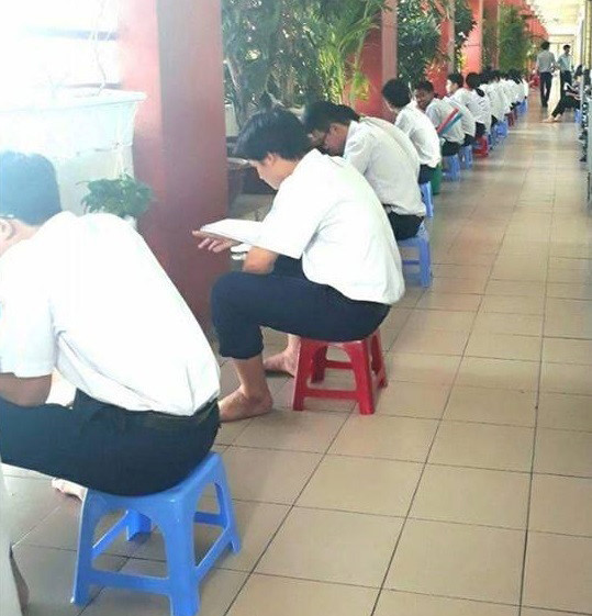 "5h sáng, có người gọi tôi dậy tập thể dục, ăn sáng. 6h15 phút, học sinh phải có mặt trên lớp. 11h30 ăn cơm, 13h30 lại tiếp tục học, 18h15 lên lớp học thêm. Bạn được về phòng lúc 22h (nếu học nội trú) nhưng vẫn còn một núi bài tập đang chờ. Mọi thứ chính xác đến từng phút. Mọi hoạt động đều có người giám sát gần như 24/7. Vì môi trường giáo dục khép kín, trường Nguyễn Khuyến cấm yêu, sử dụng điện thoại, đánh nhau và hút thuốc. Bạn tôi thời đó lén đem điện thoại vào sử dụng, bị bắt và bị kỷ luật."