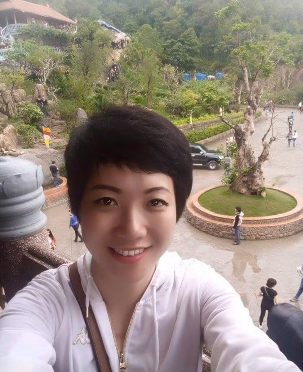 Dù đang trong thời gian dưỡng bệnh nhưng Huyền Trang vẫn luôn xinh đẹp, lạc quan.