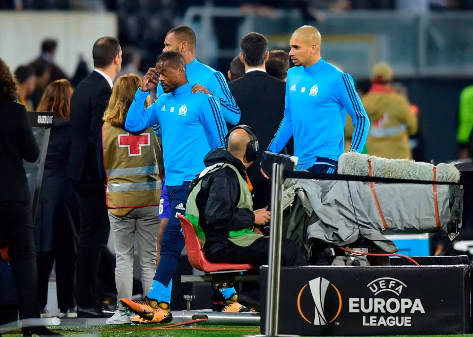 Marseille sa thải Evra sau cú kungfu. Marseille đã sa thải Patrice Evra sau khi hậu vệ này tung cú đá vào đầu một người hâm mộ trước trận đấu tại Europa League. Cựu hậu vệ của M.U, người được đăng ký với tư cách dự bị trong trận gặp Vitoria Guimaraes, đã bị đuổi ra khỏi sân sau hành động này. Ảnh: Goal