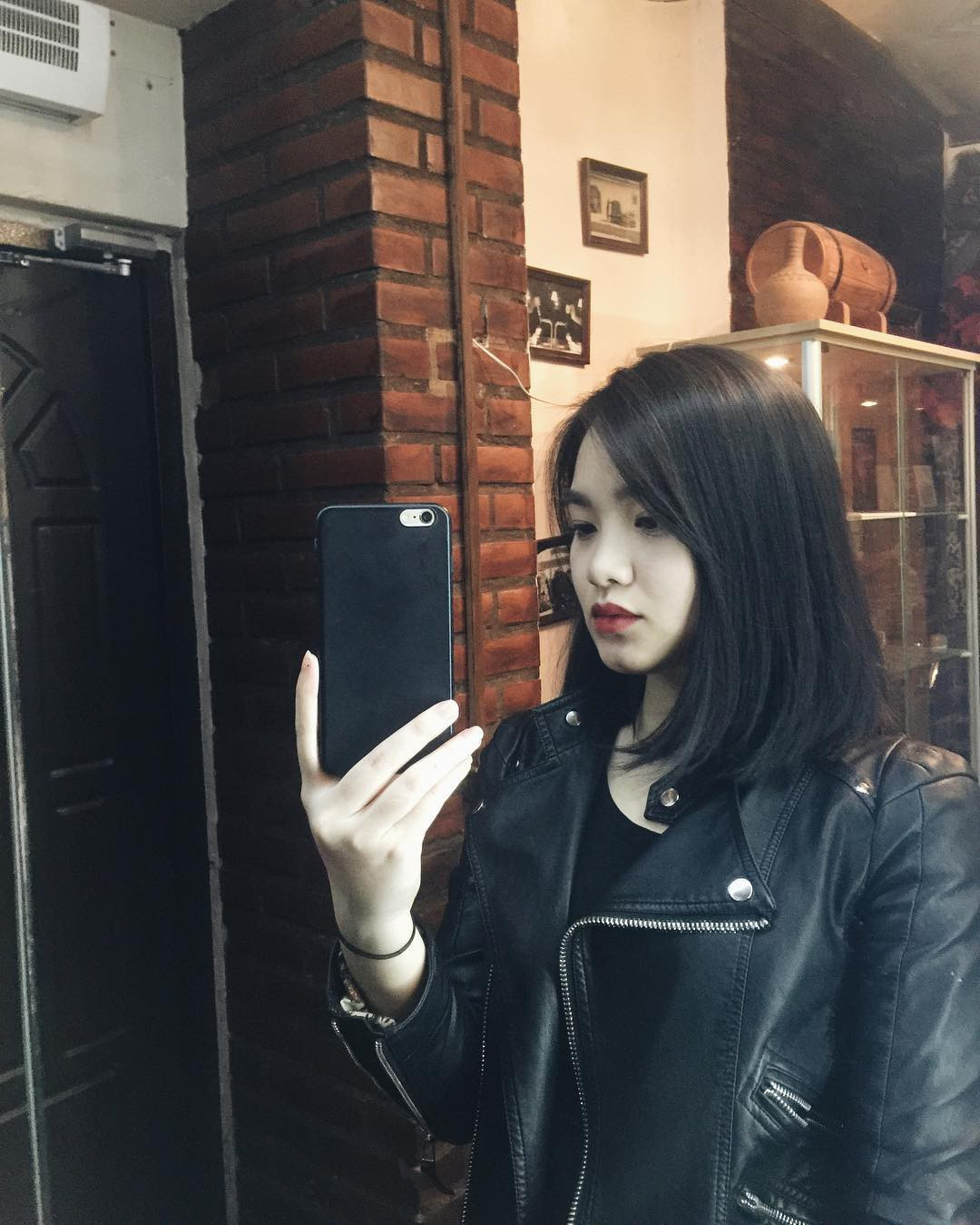 Rất nhiều bình luận xuýt xoa ngưỡng mộ xen lẫn ghen tị với Thu Giang khi cô là người may mắn được xuất hiện SVĐ diễn ra lễ khai mạc World Cup. Chưa dừng lại đó, nhiều người còn bị "gây mê" bởi nhan sắc của cô bạn 9X này.