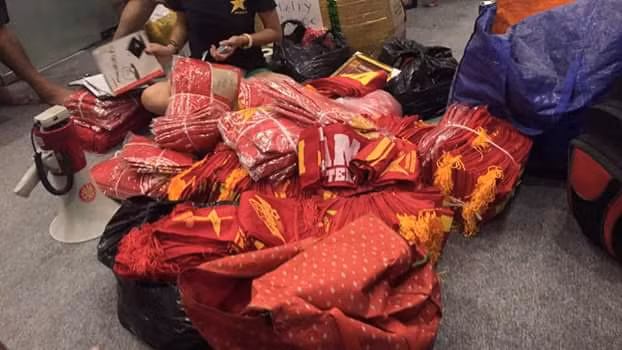 Rất nhiều khăn, áo cờ đỏ sao vàng được VFS chuẩn bị để cùng hơn 4000 kiều bào Việt tại Myanmar cổ vũ các cầu thủ ĐTQG Việt Nam.