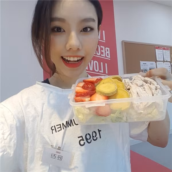 Ngay sau khi clip chia sẻ về bí quyết giảm cân cũng như những bức ảnh của Jinny được đăng tải đã có một lượng người quan tâm khủng và bày tỏ sự ngưỡng mộ với tinh thần quyết tâm của cô nàng này.