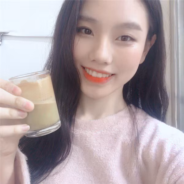 Khuôn mặt thon gọn, xinh đẹp cùng nụ cười sáng giúp cô nàng mũm mĩm ngày nào giờ bỗng chốc trở thành hot girl được nhiều người mến mộ.