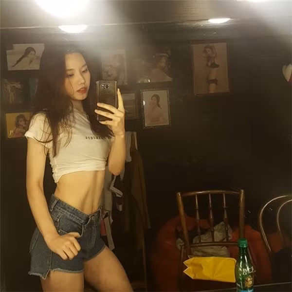 Ngay sau khi áp mình vào khuôn khổ, Jinny giờ chỉ còn 50 kg và sở hữu thân hình khiến nhiều cô nàng phải ghen tỵ. Chưa dừng lại ở đó, khuôn mặt của cô nàng này cũng có chút biến đổi khi lượng mỡ ở má cũng giảm dần và thon gọn hơn trước đây.