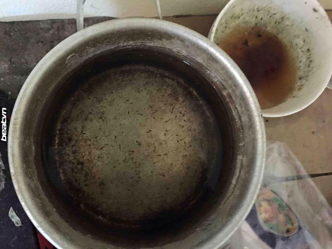 Phòng lúc nào cũng rất lộn xộn, với bát đũa ăn xong chưa rửa, bít tất quăng ở.... bếp, thau nước đọng tù đến nỗi có cả loăng quăng.