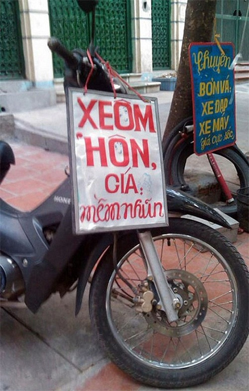 Bên cạnh chú ý những tấm biển thi thoảng xuất hiện thì bên ở bên lề đường cũng không hiếm những tấm biển quảng cáo ngành nghề đặc thù như chiếc xe ôm nói trên.