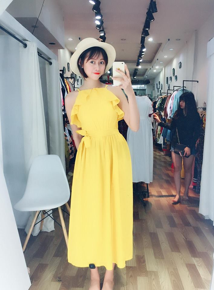 Nếu là người thường xuyên chú ý đến các hiện tượng MXH, nhiều bạn trẻ sẽ nhận ra Phương Thoa là gương mặt không xa lạ khi từng "làm trò" với những clip vui vẻ như "ngực lép" hay "Hot girl trà sữa".