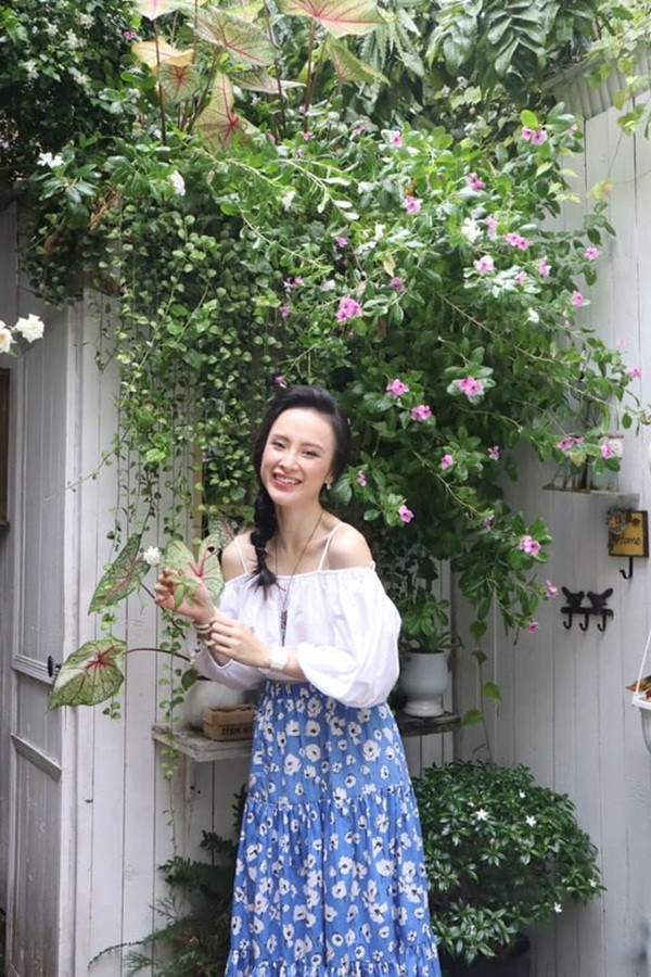 Ngay từ vài tháng trước, hình ảnh Phương Trinh đã khiến nhiều người chú ý bởi gu ăn mặc kín đáo lạ thường. Không còn chạy đua với việc khoe dáng, cô nàng trông rất ngoan hiền trong những bộ đồ kín như bưng.