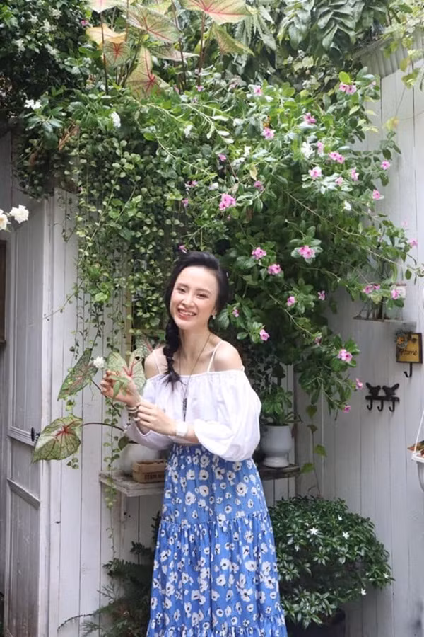 Ngay từ vài tháng trước, hình ảnh Phương Trinh đã khiến nhiều người chú ý bởi gu ăn mặc kín đáo lạ thường. Không còn chạy đua với việc khoe dáng, cô nàng trông rất ngoan hiền trong những bộ đồ kín như bưng.