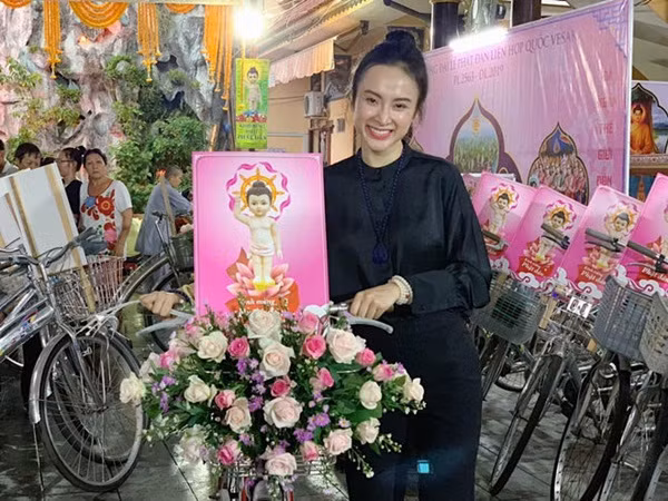 Gần đây, Phương Trinh lựa chọn cuộc sống yên bình hơn, hạn chế tham gia các sự kiện giải trí và thường xuyên đi chùa, làm từ thiện, tham gia các hoạt động cộng đồng để tránh xa sự thị phi.