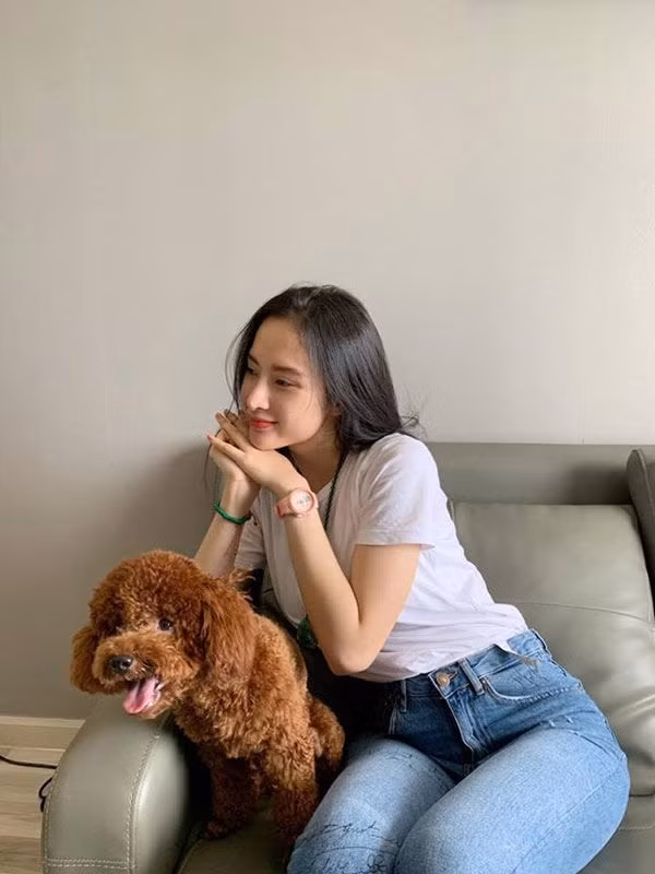 Nhan sắc của người đẹp "bà mẹ nhí" vẫn là điều không cần bàn cãi, Trinh không những vẫn xinh đẹp mà còn mặn mà hơn xưa.