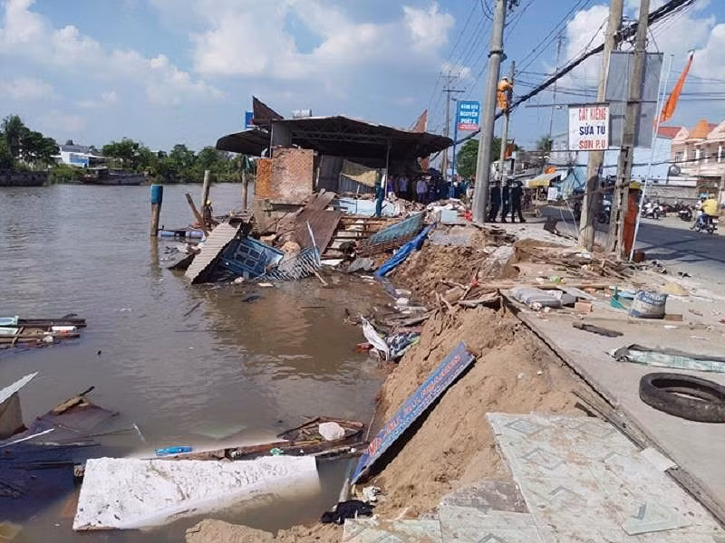 Can Tho: Sat lo nhan chim 4 can nha va 80 tan gao