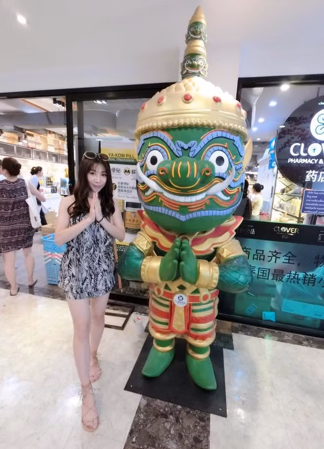 Tìm vào trang cá nhân của Ka, không khó để thấy những bức ảnh cô nàng này dạo chơi tại những địa điểm nổi tiếng ở các nước láng giềng như Thái Lan hay Indonesia.