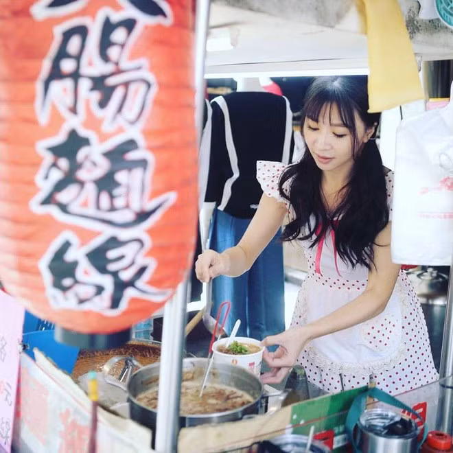 Hot girl xinh đẹp bán mỳ được nhắc tới đó là một cô gái người Đài Loan có cái tên rất ngắn gọn: Ka. Bằng vẻ ngoài rất ngọt ngào và quyến rũ của mình, Ka không chỉ thu hút rất nhiều sự chú ý ở quê nhà mà những thông tin của cô còn được lan truyền sang tận Nhật Bản, quê hương của mỳ ramen.