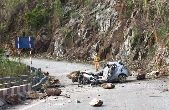 Hiện trường vụ đá lăn đè nát ô tô - Ảnh: Hội lái xe Điện Biên