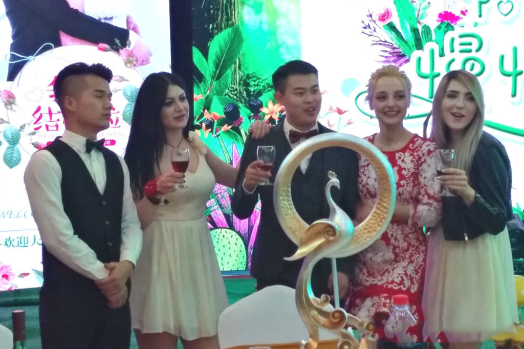 Theo truyền thống, nhà trai phải tặng cho nhà gái những món quà trước ngày cưới. Quà có thể là bánh kẹo, rượu, đồ trang sức hay thậm chí là xe hơi với con số có thể lên tới 200.000 nhân dân tệ (khoảng 700 triệu đồng).