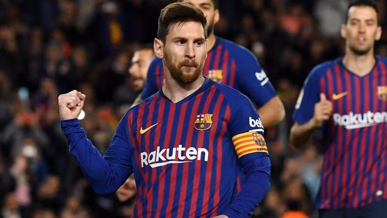 Lionel Messi vừa có trận thứ 800 trong sự nghiệp chuyên nghiệp, và ghi 1 bàn trong chiến thắng 3-1 của Barcelona ở vòng 27 La Liga. Phía Barca đang vạch kế hoạch đàm phán gia hạn hợp đồng với cầu thủ người Argentina.