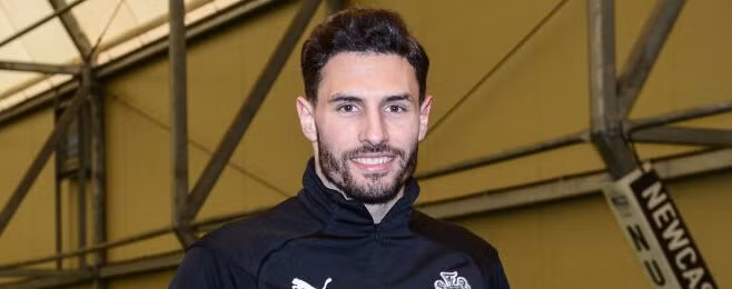 Chuyển nhượng cầu thủ từ The Sun, trung vệ Fabian Schar - người đang có phong độ chói sáng trong màu áo Newcastle được cho là đã có những liên hệ với hai ông lớn của thành London đó là Arsenal và Tottenham.