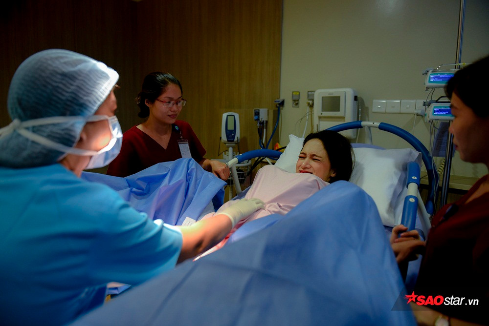 Ê-kíp đỡ đẻ hùng hậu của Hương Giang.