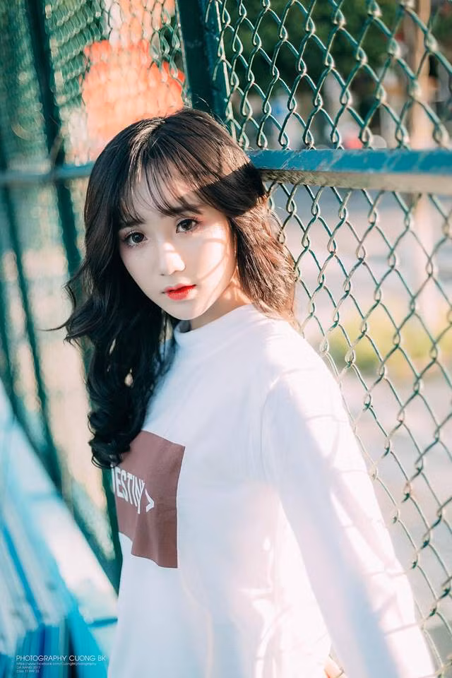 Hồng Vân không chỉ có tài "diễn sâu" mà còn hát khá hay. Từ năm lớp 1 đến lớp 10, cô đều giành danh hiệu học sinh giỏi và bảng thành tích đó khiến cô bạn này khá tự tin.