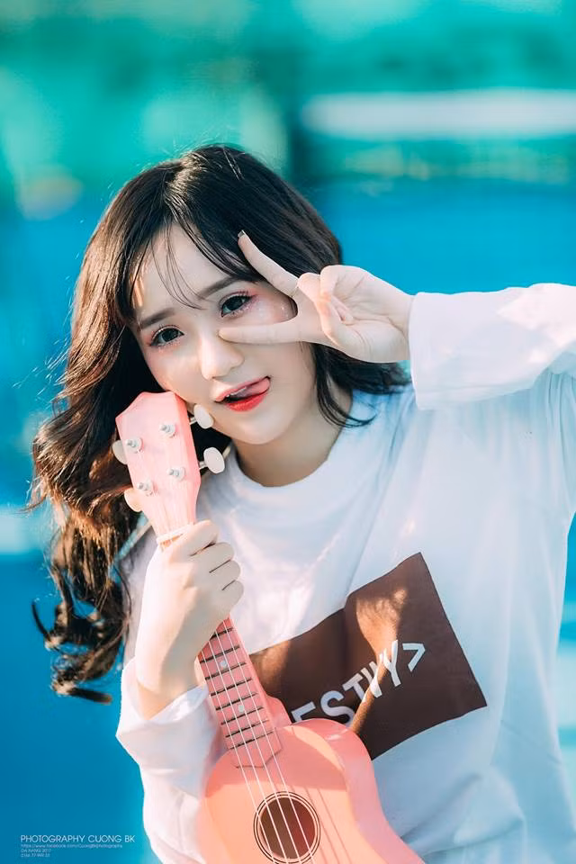 Lần mò vào trang cá nhân của Hồng Vân, nhiều người còn biết thêm rằng cô nàng 10X Đà Nẵng này còn sở hữu nhiều người theo dõi nhờ việc thường xuyên đăng clip hát nhép, "diễn sâu" dễ thương, hài hước.