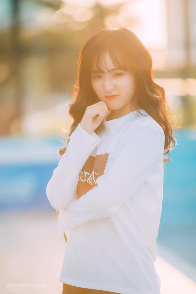 Sau khi bất ngờ được dân mạng nhắc đến tên nhờ bức ảnh chụp áo dài nhân ngày khai giảng, Hồng Vân cũng cho hay cô vô cùng rất vui khi nhận được lời khen từ những người không quen biết và cũng không ngờ một người bình thường như mình lại được sự quan tâm của mọi người đến vậy.