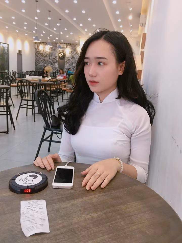 Hồng Vân tên đầy đủ là Phạm Châu Hồng Vân là học sinh lớp 12/16, trường THPT Trần Phú, Đà Nẵng. Vào trang cá nhân của cô nàng này nhiều người sẽ phải phát hoảng khi số lượng người theo dõi cô nàng này chẳng kém cạnh người nổi tiếng với 150.000 lượt.