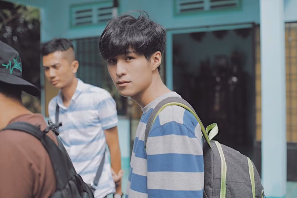 Nếu là NHM luôn theo dõi những tập đầu tiên của bộ phim "Chàng trai của em", nhiều người sẽ nhận ra rằng Nhật Trường nhữ "đóng đinh" với hình ảnh lạnh lùng và... "chảnh". Nhưng ngoài đời, anh chàng này lại vô cùng khác trên phim khi vẫn còn mê chơi game và thỉnh thoảng còn hơi “tăng động”.