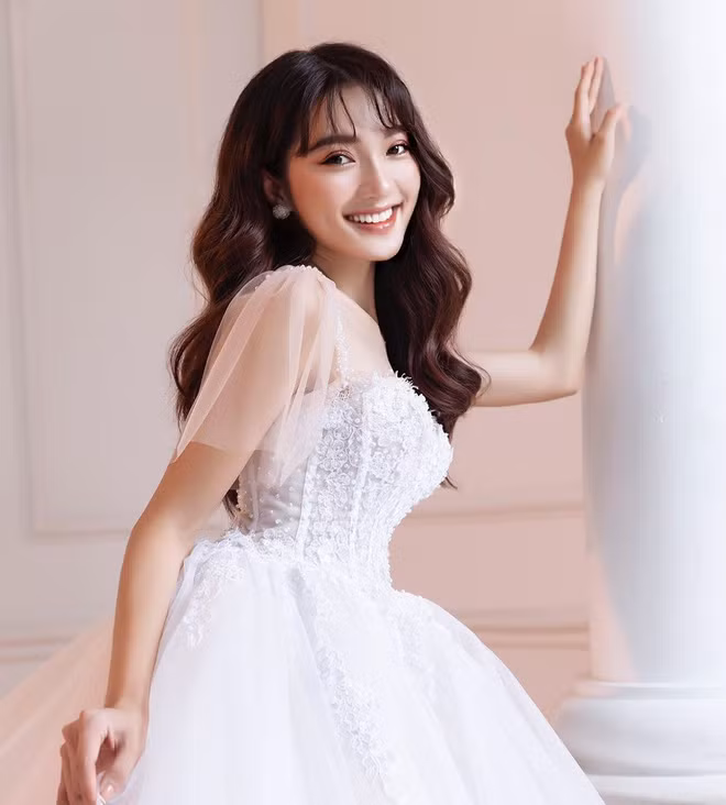 Ban gai tin don Phan Van Duc dang anh vay cuoi, dan mang 