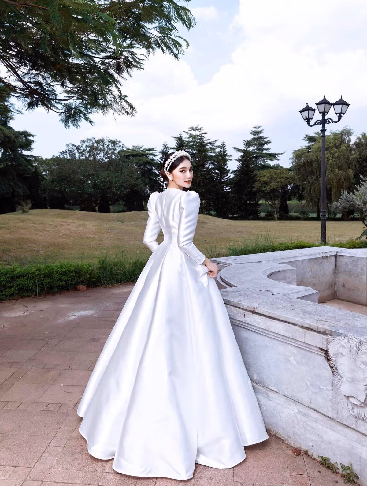 Ngọc Nữ đẹp miên man trong chiếc váy cưới trắng tinh khôi.