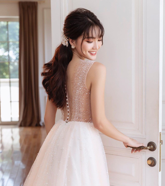 Tuy nhiên, mới đây bạn gái tin đồn Phan Văn Đức dạo gần đây rất chăm up ảnh mặc váy cưới xinh đẹp miễn chê. Chỉ tiếc một chuyện là chưa thấy chú rể đâu nên fan cũng chăm vào tường nhà Ngọc Nữ để gắn tên chàng cầu thủ đội tuyển Việt Nam.