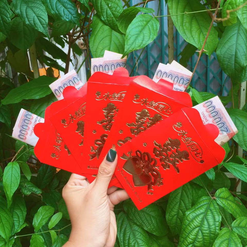 Câu chuyện trở thành "thánh bê tráp" của Bảo Ngân đã thu hút được rất nhiều sự chú ý của cộng đồng mạng cũng như các đồng nghiệp bê tráp vào chia sẻ vô cùng nhiệt tình.