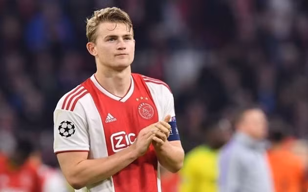 Mino Raiola đang khiến việc Matthijs de Ligt chuyển đến Barcelona trở nên khó khăn hơn bao giờ hết. Ông yêu cầu Barca buộc phải đáp ứng mức phí hoa hồng từ 8 đến 10 triệu euro nếu muốn đội trưởng Ajax đến Tây Ban Nha trong mùa hè này.