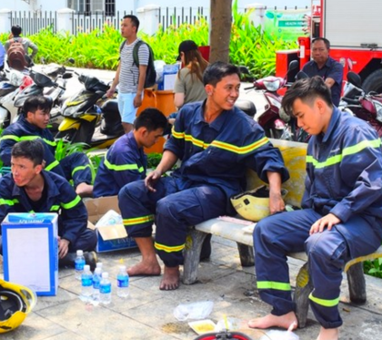 Xác định còn phải mất nhiều thời gian để kiểm soát được đám cháy và xử lý hậu quả, các chiến sĩ PCCC chia nhau ra nghỉ ngơi và bữa trưa chóng vánh của họ là những miếng bánh được bốc vội bởi đôi tay lấm đen chưa kịp rửa. Không màng mặt mũi lấm lem, tóc mướt mồ hôi, những cơn ngả người ngáp dài, các chiến sĩ vẫn vui vẻ tranh thủ bỏ bụng phần thức ăn nhẹ để rồi sau đó lại vội vã hoàn thành nhiệm vụ. Ảnh: nguyentandung.org