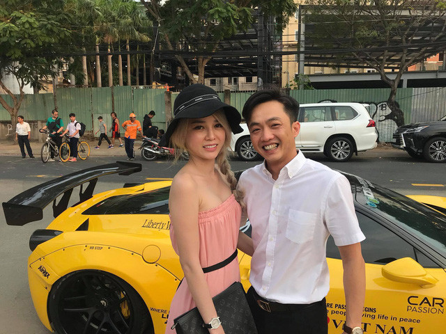 Những ngày qua, Hành trình siêu xe Việt Nam là sự kiện được rất nhiều dân mạng quan tâm, đặc biệt là với những người đam mê tốc độ và thiết kế của những chiếc xe thuộc phân khúc hạng sang trên thế giới có mặt tại Việt Nam. Chưa dừng lại ở đó, họ còn bất ngờ khi trong hành trình này còn xuất hiện một cô gái cầm lái xế khủng với nhan sắc cực xinh đẹp khiến ai cũng phải ngây ngất.