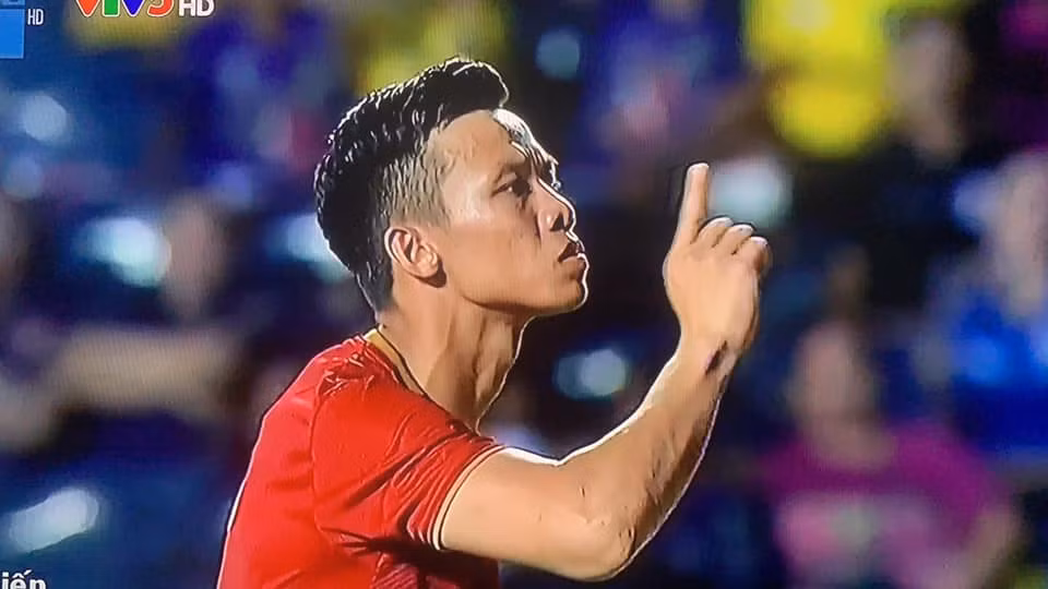 Hanh dong “la” cua doi truong DTQG Viet Nam khien CDM “day song“-Hinh-2