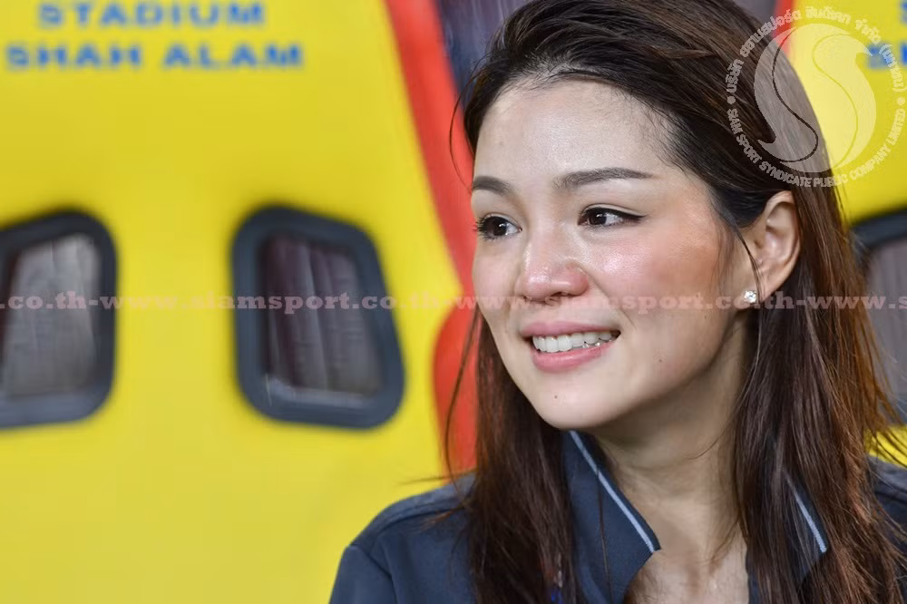 Bên cạnh nước mắt là nụ cười rạng rỡ mà bất cứ ai gặp phải đều công nhận là vô cùng đẹp của Watanya Wongopasi.