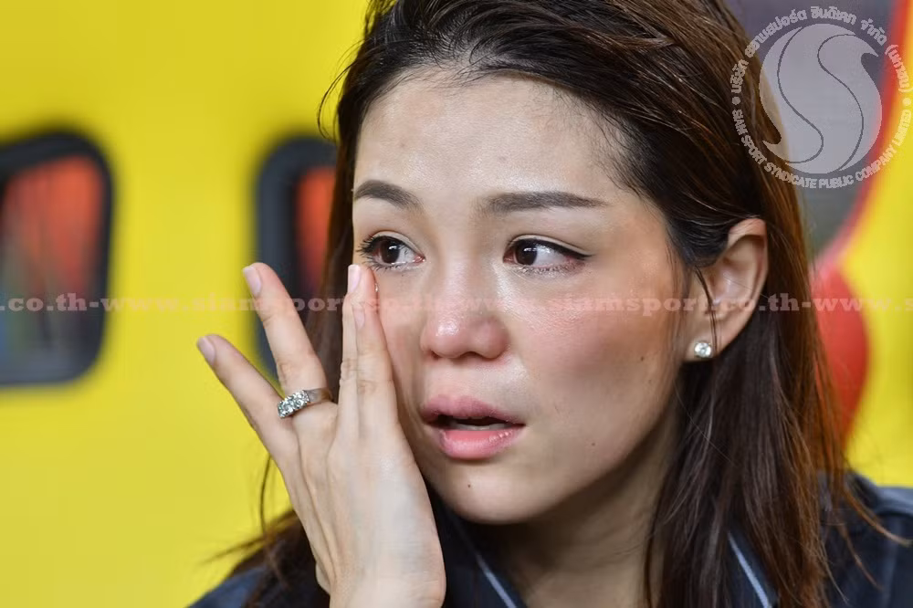 Những giọt nước mắt của sự hạnh phúc khi U22 Thái Lan đăng quang tại SEA Games 29 đã lăn trên gò má của nữ trưởng đoàn xinh đẹp Watanya Wongopasi.