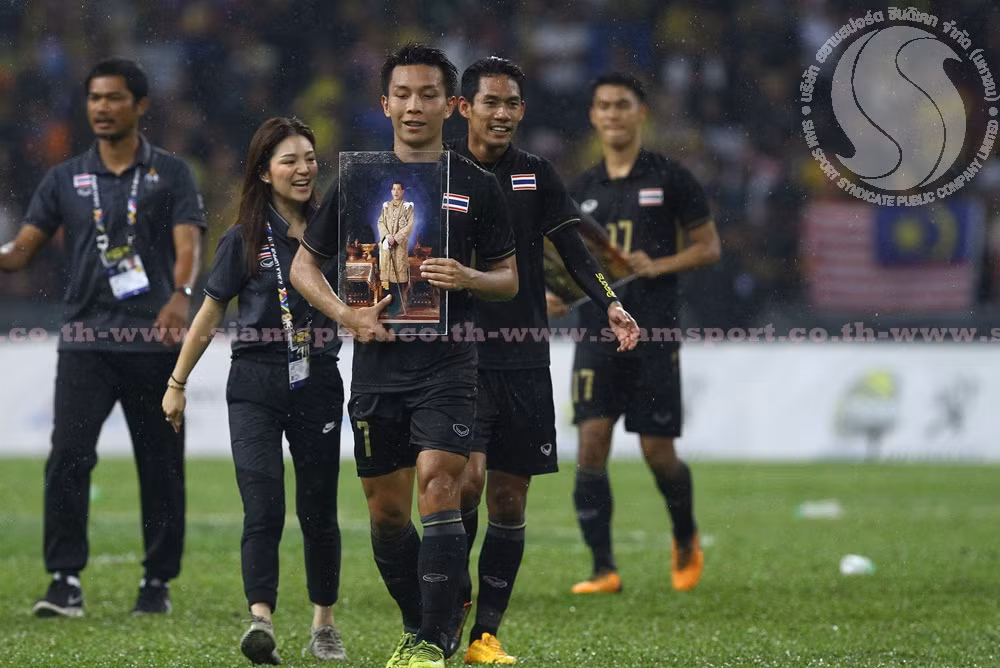 Sự quan tâm của Watanya Wongopasi thể hiện trong từng trận đấu, cô luôn là người đồng hành cùng các cầu thủ khi ra sân. Chẳng giống các vị trưởng đoàn khác luôn ngồi trên khán đài, vị trí đẹp nhất để theo dõi trận đấu nhưng trưởng đoàn xinh đẹp của bóng đá Thái Lan luôn có mặt trong khu kĩ thuật để ngồi cùng BHL cũng như các thành viên của đội bóng.